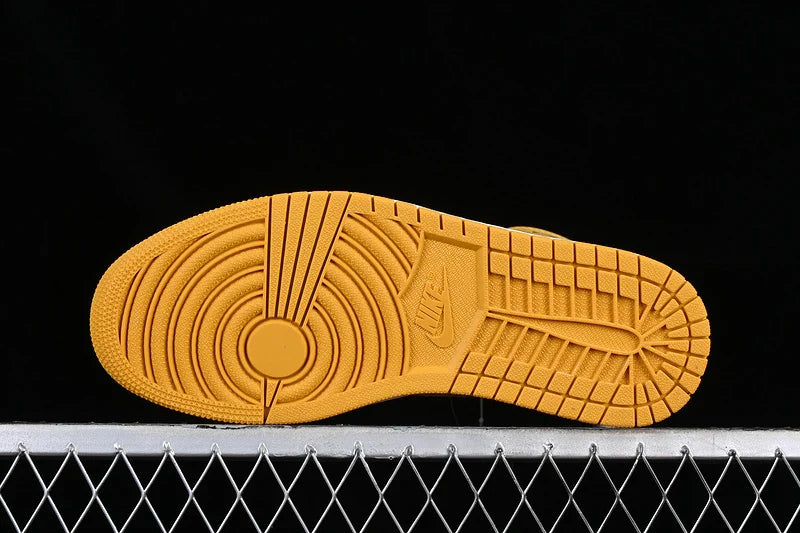Air Jordan 1 Retro High OG "Black/Yellow Ochre"